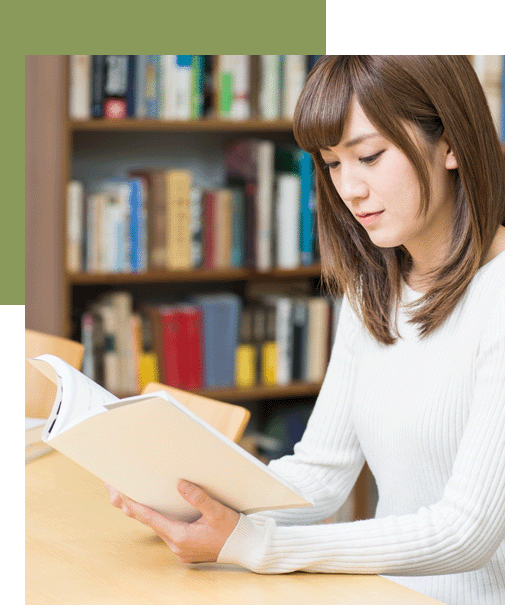 館内で書籍を読む